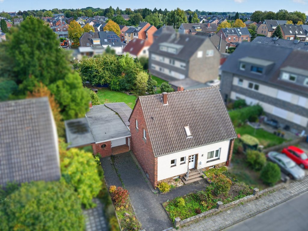Drohnenaufnahme eines Einfamilienhauses mit Garten in Willich