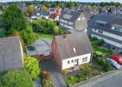 Drohnenaufnahme eines Einfamilienhauses mit Garten in Willich