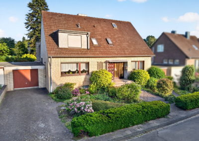Drohnenaufnahme eines Einfamilienhauses in Willich-Schiefbahn