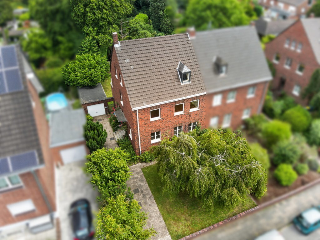 Drohnenaufnahme eines Backsteinhauses mit Garten in Krefeld