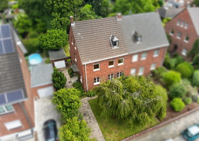 Drohnenaufnahme eines Backsteinhauses mit Garten in Krefeld