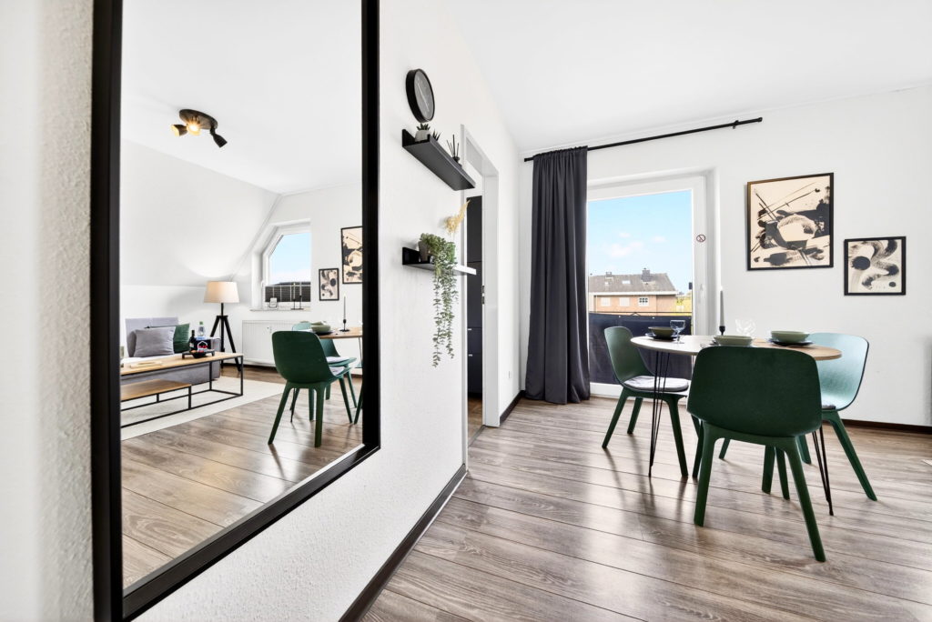 Essbereich mit grünen Stühlen in einem möblierten Apartment in Kaarst