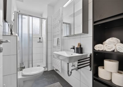 Modernes Badezimmer mit Dusche und Handtuchregal in Kaarst