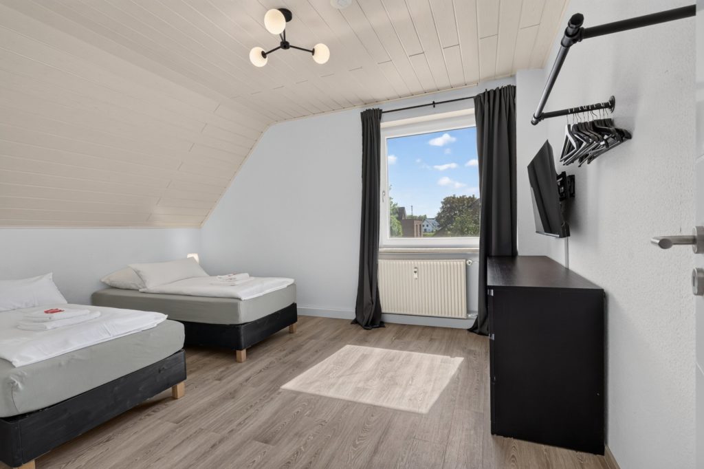 Schlafzimmer im Dachgeschoss mit zwei Betten in Kaarst
