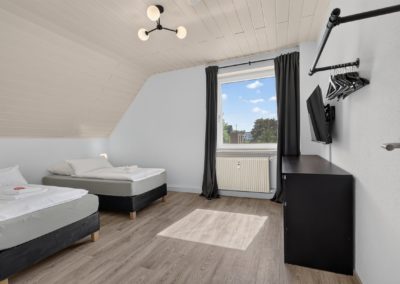 Schlafzimmer im Dachgeschoss mit zwei Betten in Kaarst