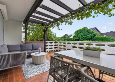 Überdachte Terrasse mit Lounge-Möbeln in Kaarst