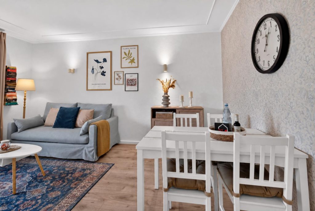 Wohn- und Essbereich mit weißem Esstisch in einer Wohnung in Kaarst
