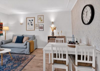 Wohn- und Essbereich mit weißem Esstisch in einer Wohnung in Kaarst