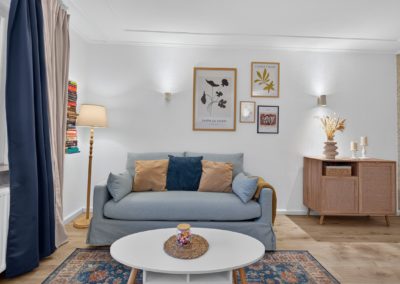 Wohnzimmer mit Sofa und rundem Couchtisch in einer Wohnung in Kaarst