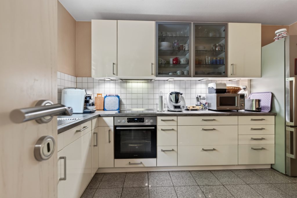 Einbauküche mit hellen Fronten in einem Haus in Krefeld