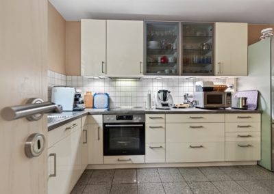 Einbauküche mit hellen Fronten in einem Haus in Krefeld