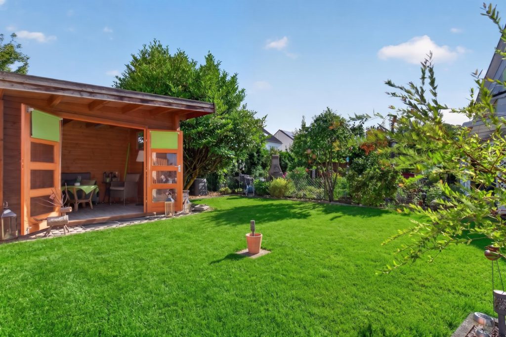 Garten mit Rasenfläche und Gartenhaus in Krefeld