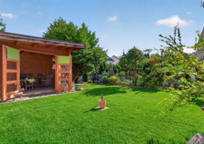 Garten mit Rasenfläche und Gartenhaus in Krefeld