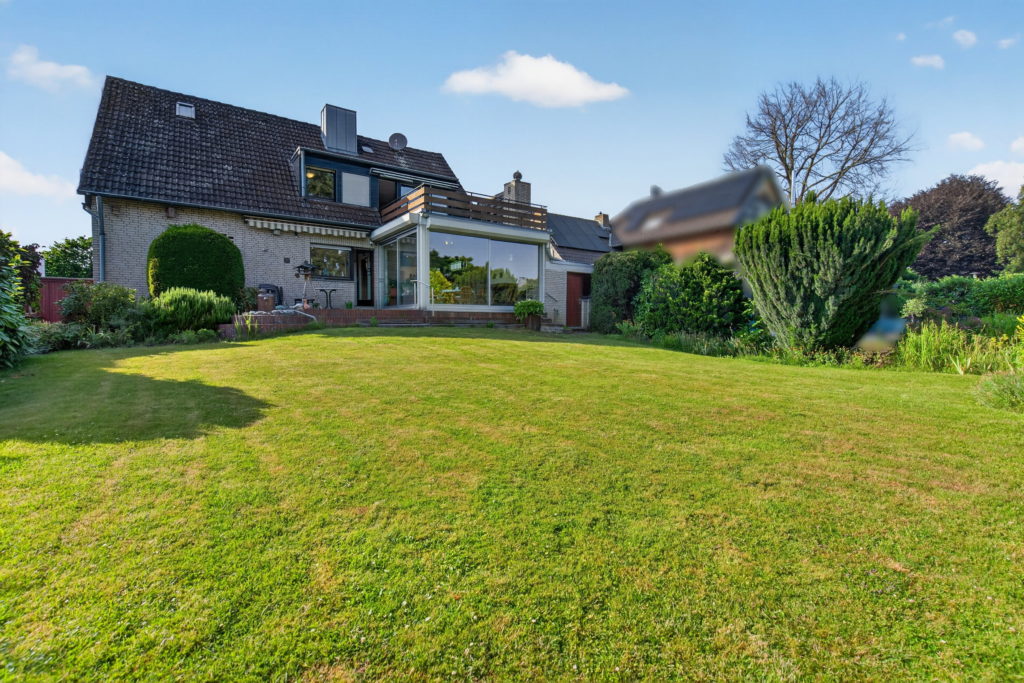 Garten mit Blick auf ein Einfamilienhaus in Willich-Schiefbahn