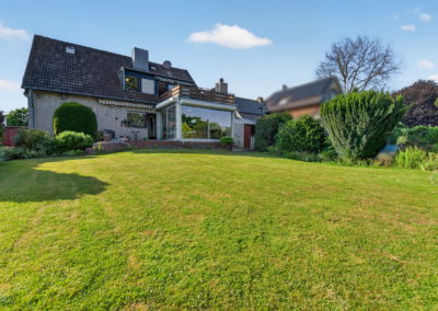 Garten mit Blick auf ein Einfamilienhaus in Willich-Schiefbahn